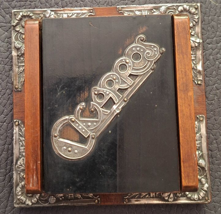 Caixa de cigarros madeira Art Deco com letras e desenhos em prata