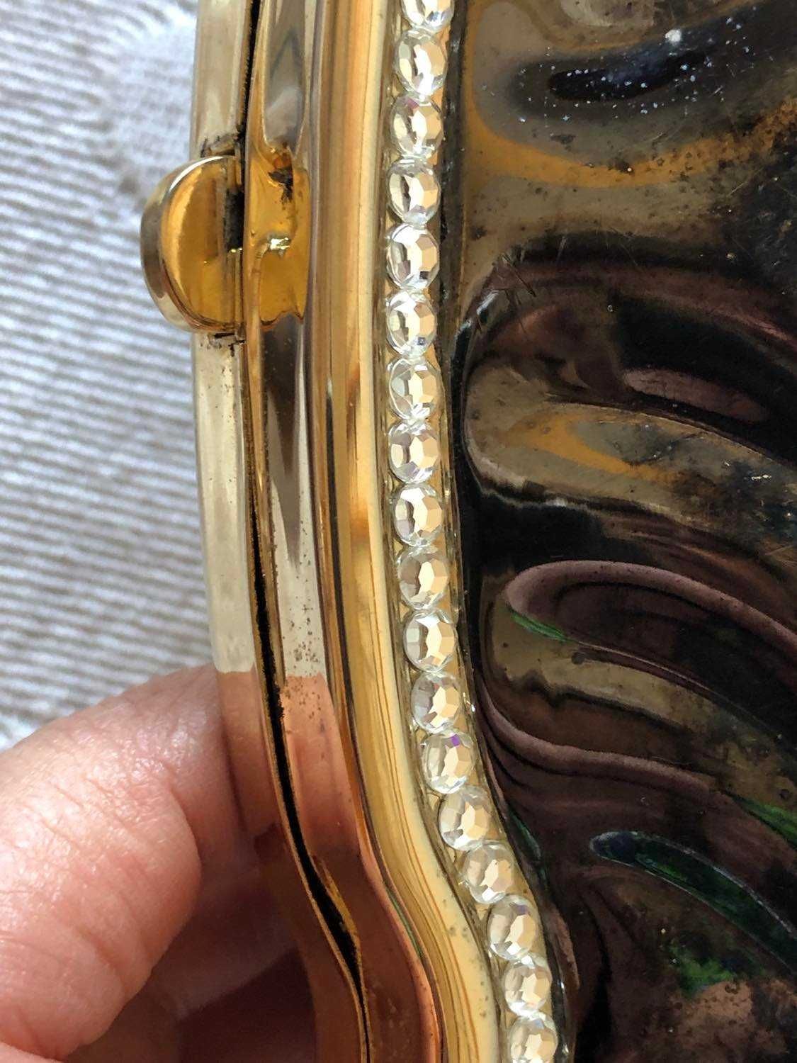 Clutch dourada e cobre, com uma fiada de strass (medidas no anúncio)
