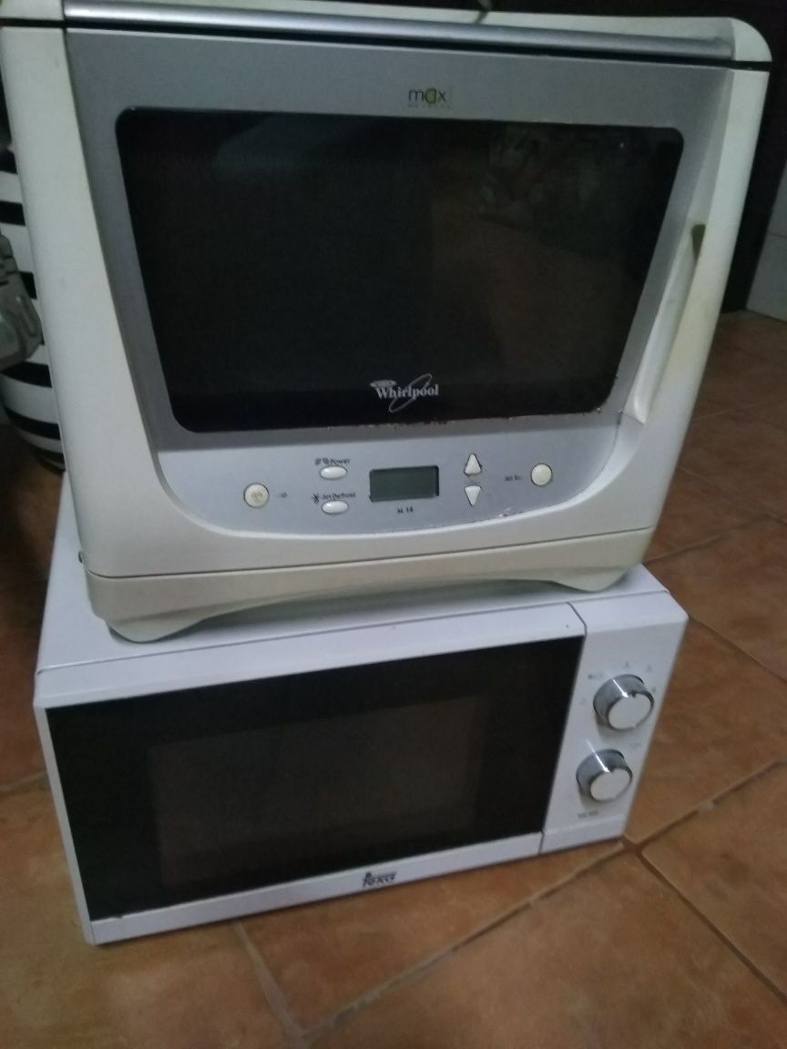 Dois microondas para tirar peças ou arranjar