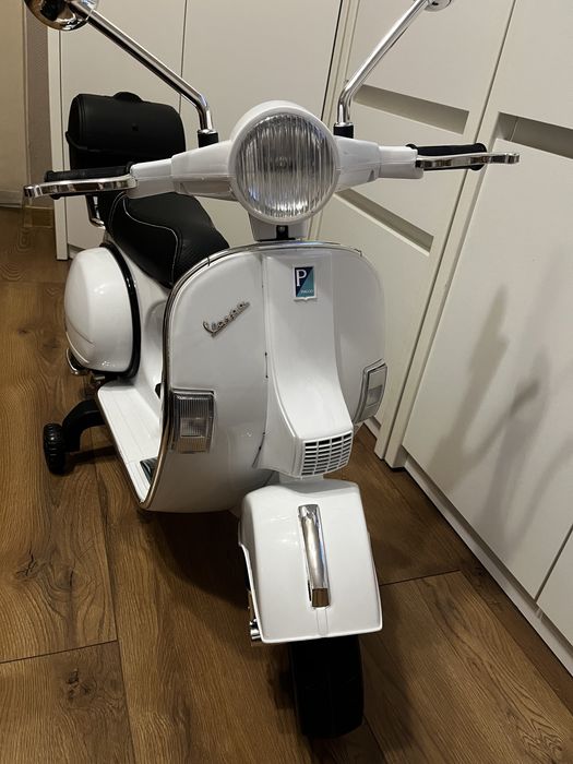 skuter motocykl elektryczny na akumulator vespa piaggo px150 biały