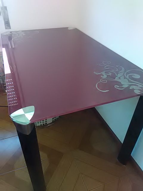 Mesa decorativa em vidro .