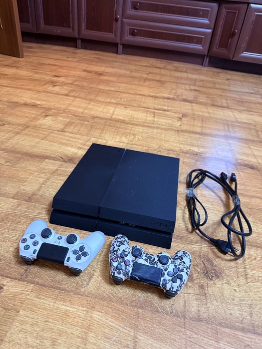 Продам PlayStation 4 с 2 новыми джойстиками