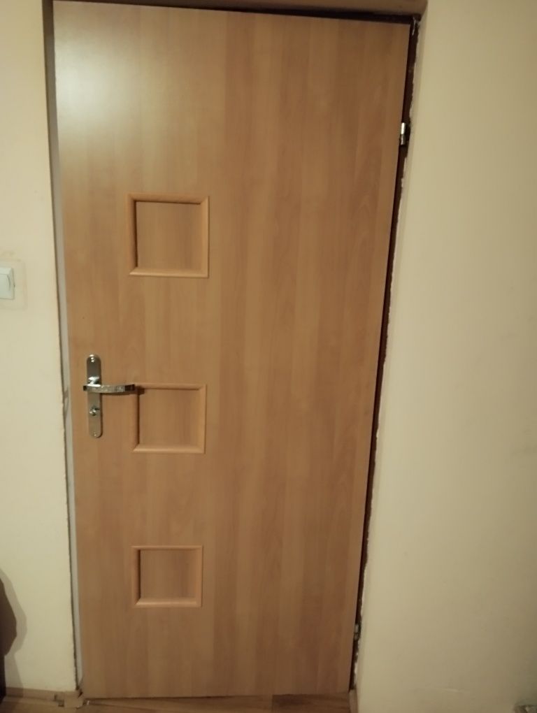 Drzwi wewnętrzne z klamką i zamkiem