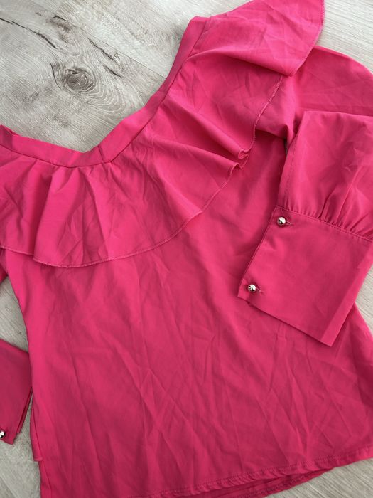 Rozowa bluzka z falbanka i ozdobnymi guziczkami