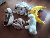 Vários peluches - cães, gato e lua