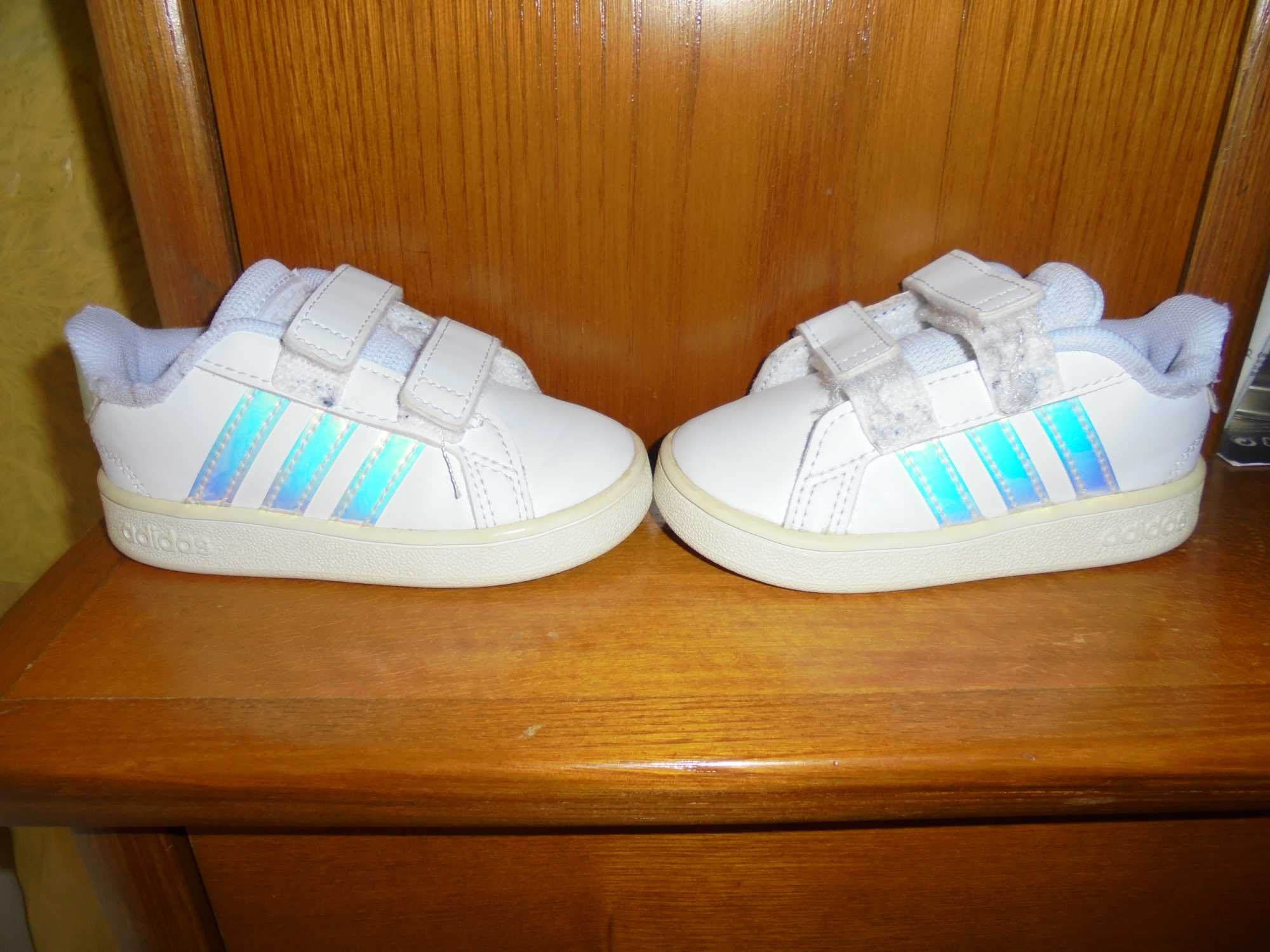 ténis de menina da marca adidas cor branco