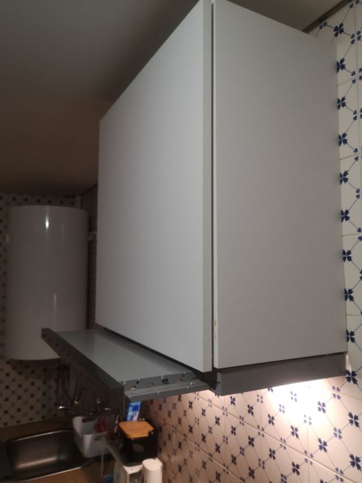 Exaustor integrado em móvel de parede com porta e 2 prateleiras