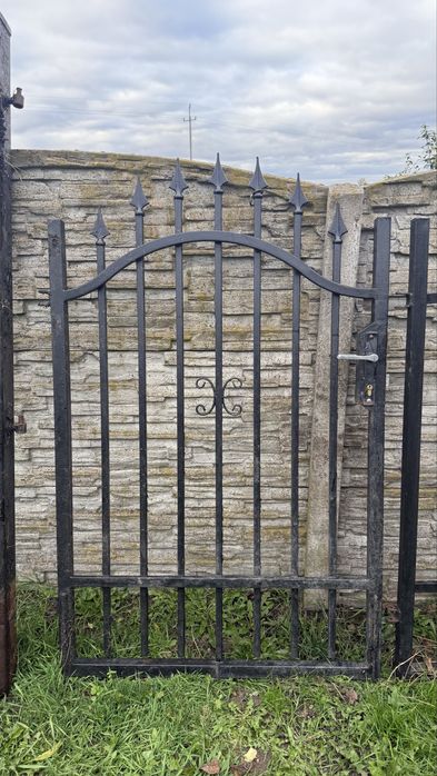 Brama z furtka i slupkami