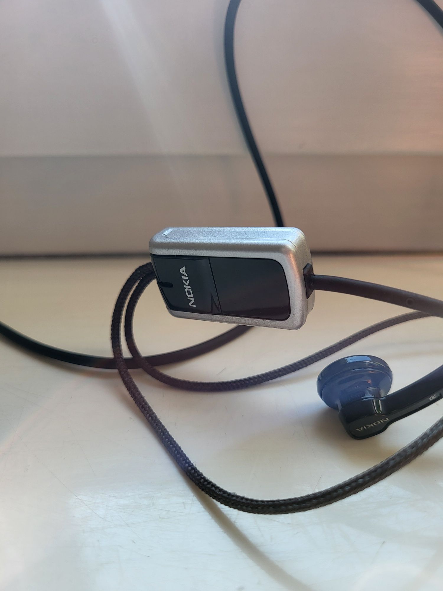 Słuchawki przewodowe Nokia HS-23 – oryginalne, złącze Pop-Port

Słucha