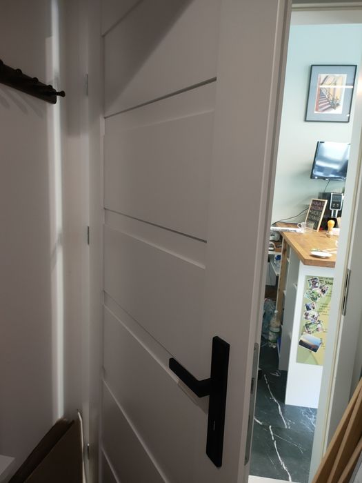 Drzwi białe prawe 90 cm wraz z ościeżnicą i klamkami