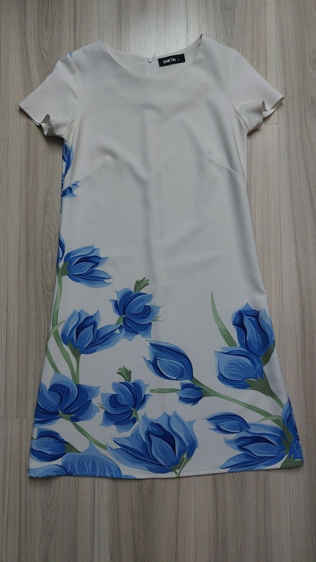 Elegancka biała sukienka w kwiaty