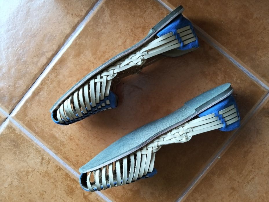 Sapatos de verão às tiras