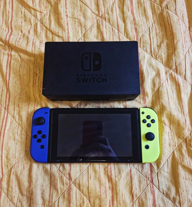 Nintendo Switch V2 + 5 gier + 2 pary joycons + etui