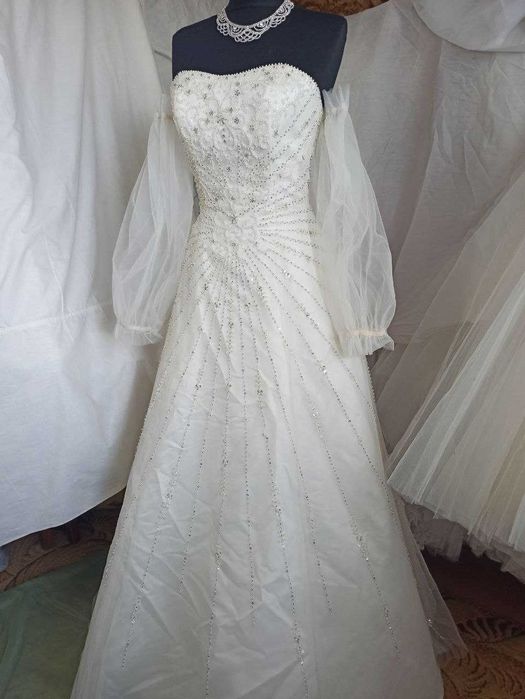 Платье А-силуэта с фатиновами рукавами .Цвет крем. р42- 44,