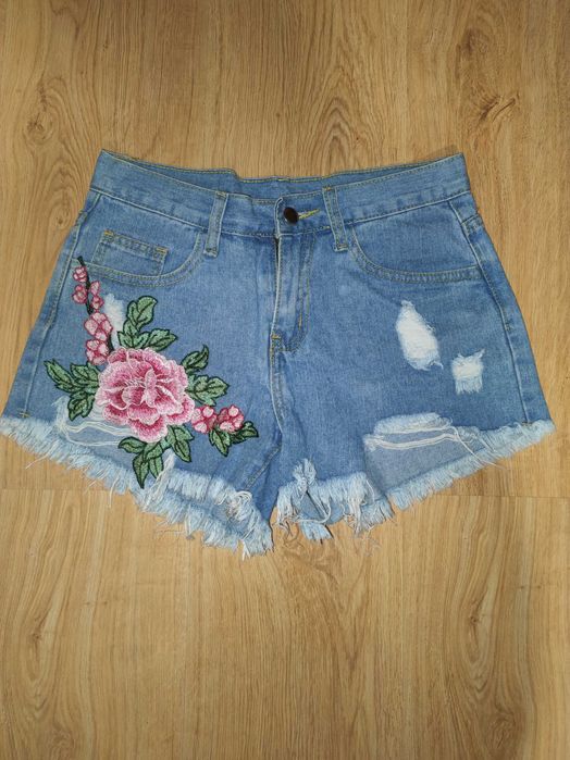Damskie spodenki jeansowe z haftem w kwiaty