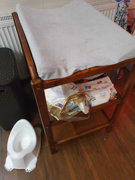 Drewniany przewijak z półkami, używany stan dobry