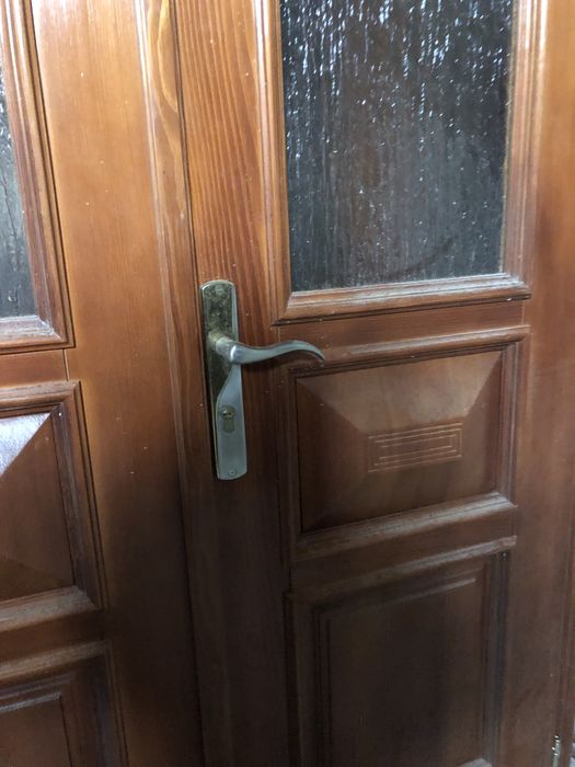 Двери междукомнатные , два комплекта , коричневые и белые