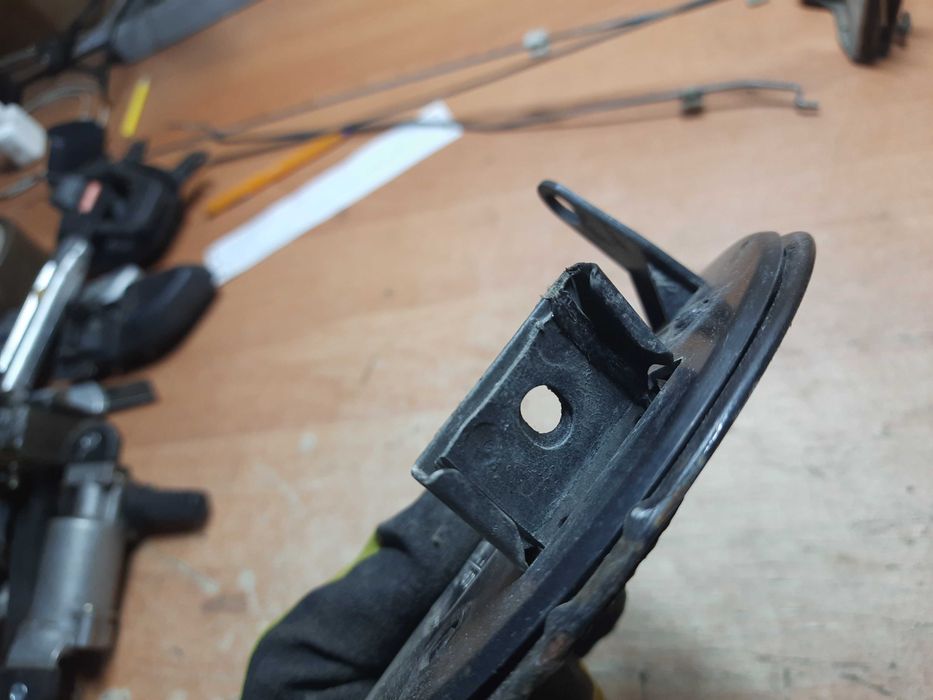 A1635842426 кришка лючок топливного паливного бака Мерседес МЛ w163