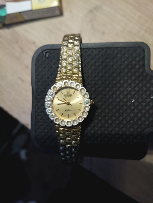 Zegarek damski w kolorze zlotym