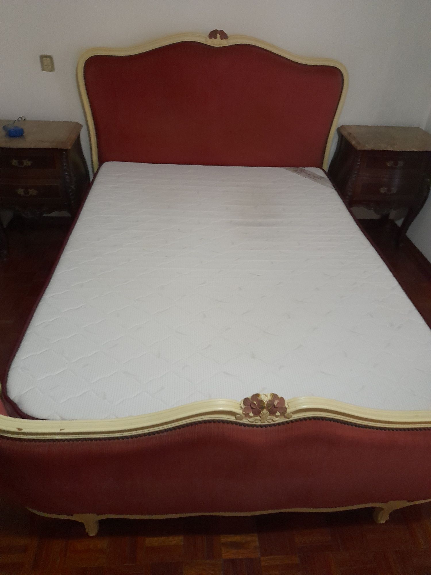 Cama de casal antiga