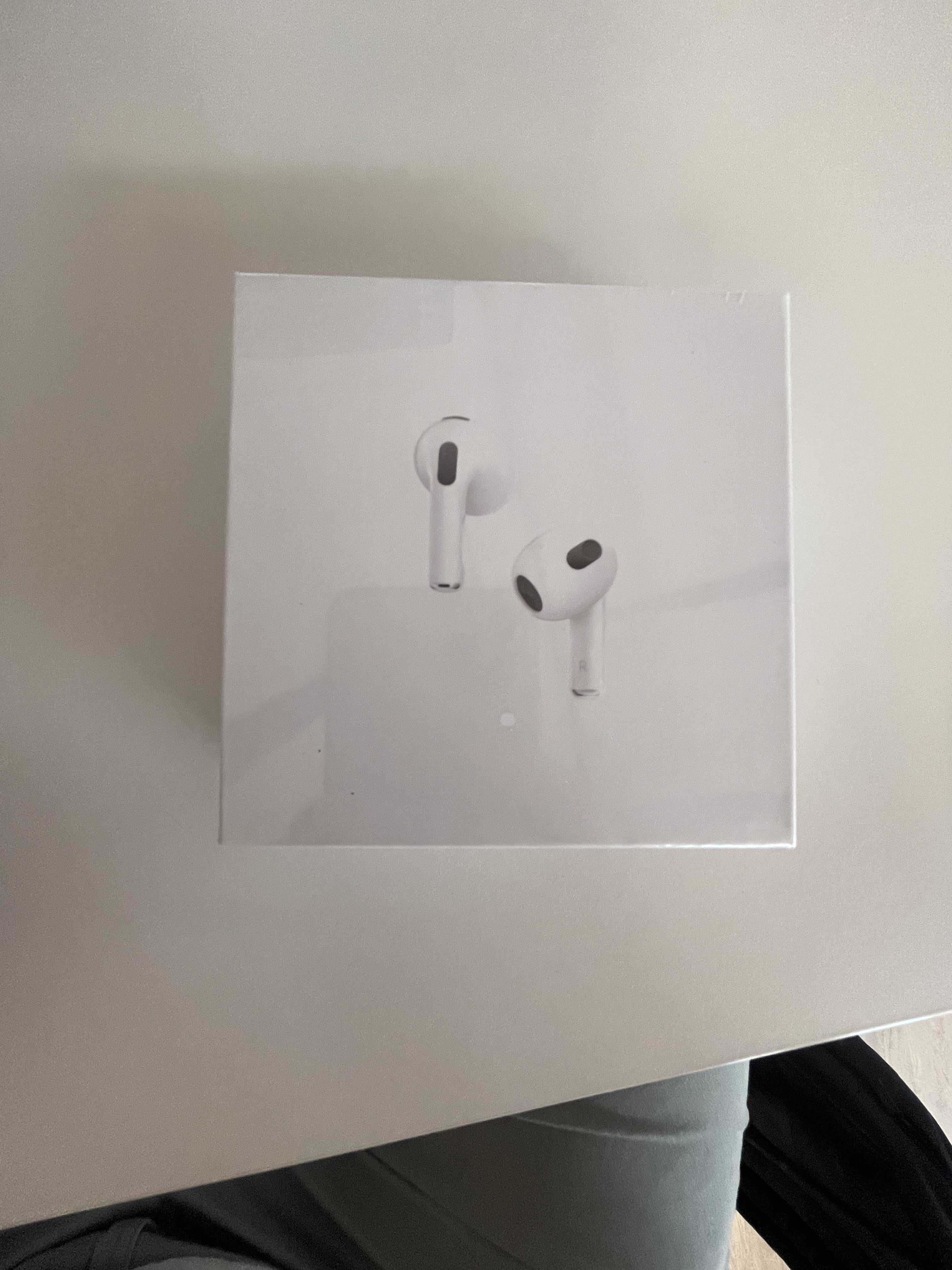 APPLE AIRPODS (3RD GENERATION)