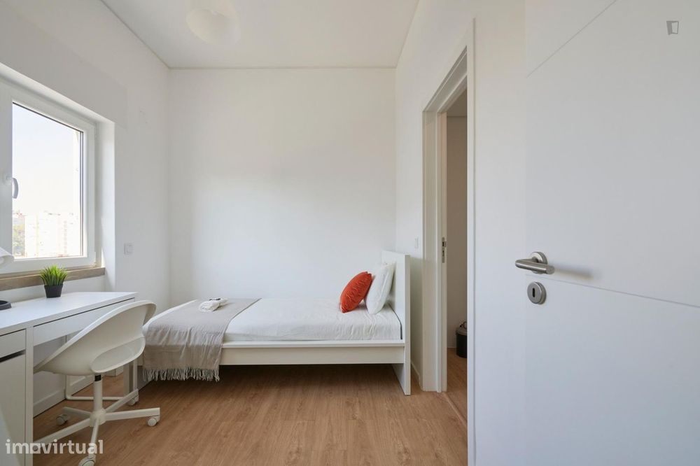 608780 - Suite com cama de solteiro em...