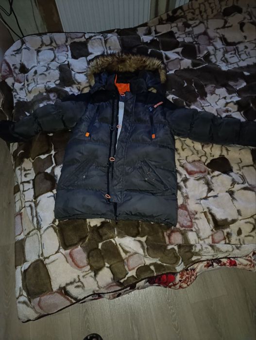 Продам куртку зимнюю на мальчика 9-10 лет