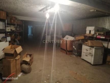 Garagem / Armazém com 132m2