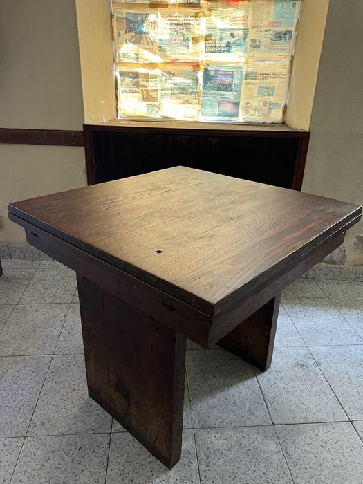 Vendo 2 mesas 2 mesinhas de cabeceira 4 cadeiras tudo em Madeira