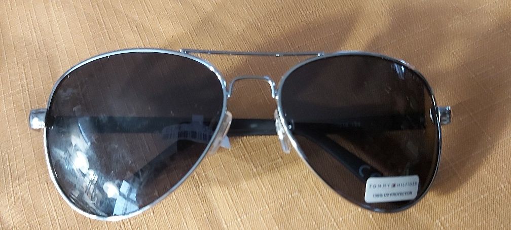 Tommy Hilfiger OM 610 kultowe okulary przeciwsłoneczne