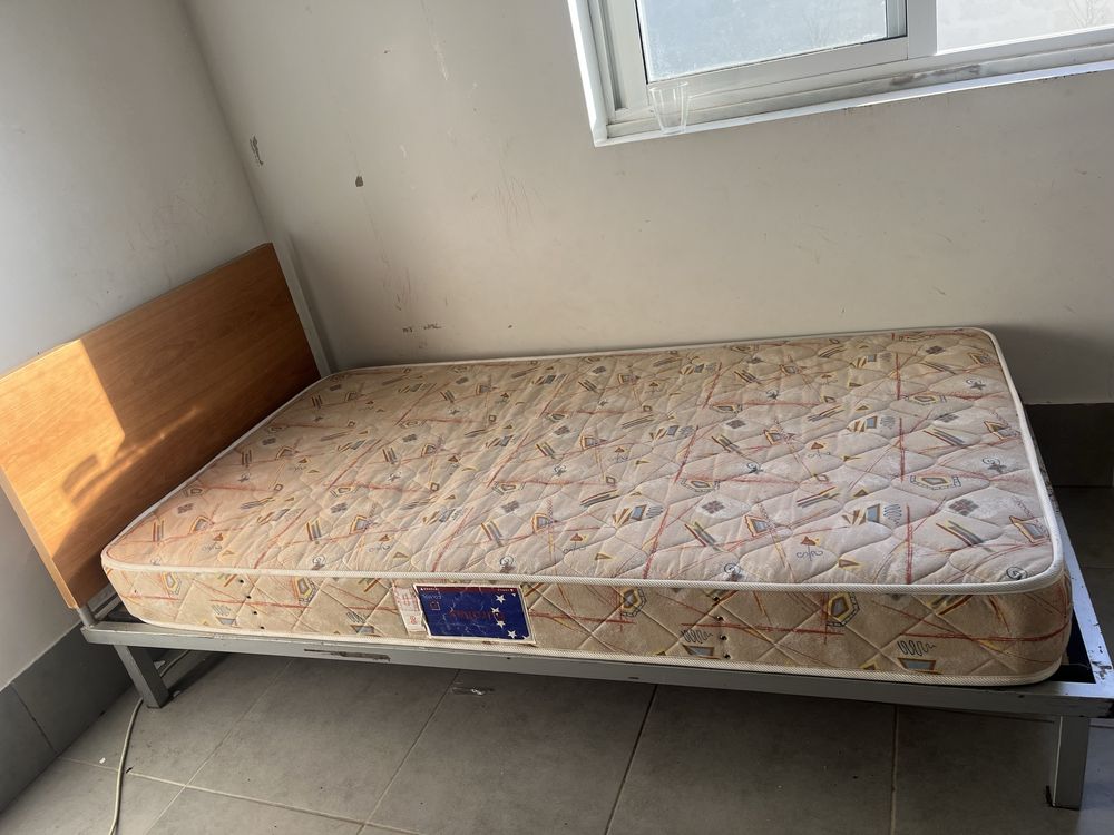 Cama de solteiro com colchao