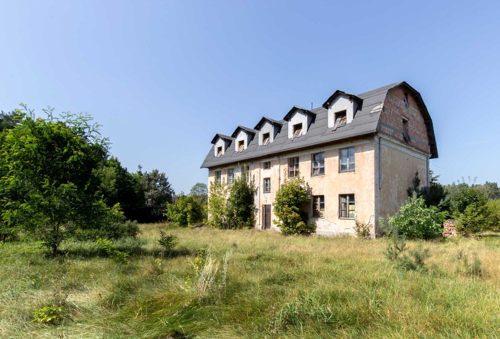 Działka oraz istniejący budynek dawnej szkoły
w gminie Rzewnie