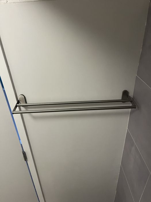 Toalheiros e porta rolos Brogrund (3 peças)