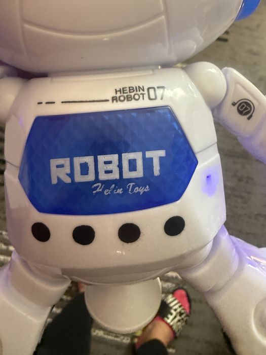 Tanczacy swiecacy robit