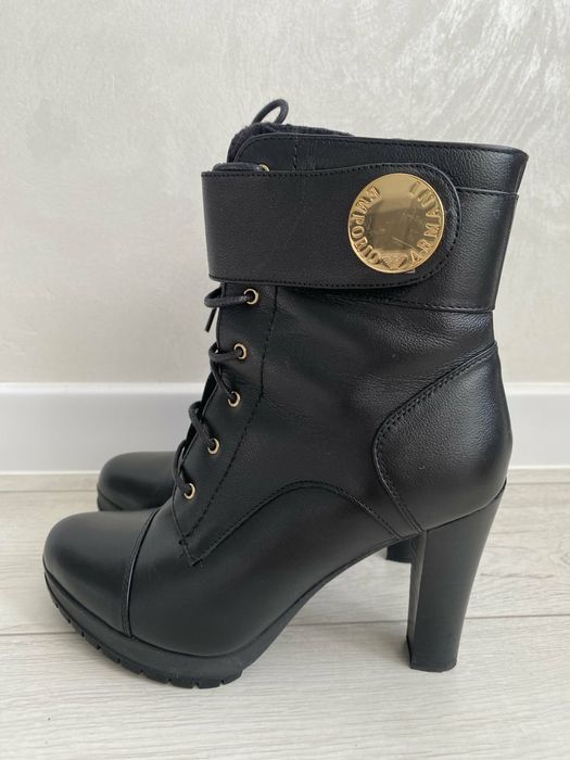 Ботильйони зі шкіри  від EMPORIO ARMANI на підборах