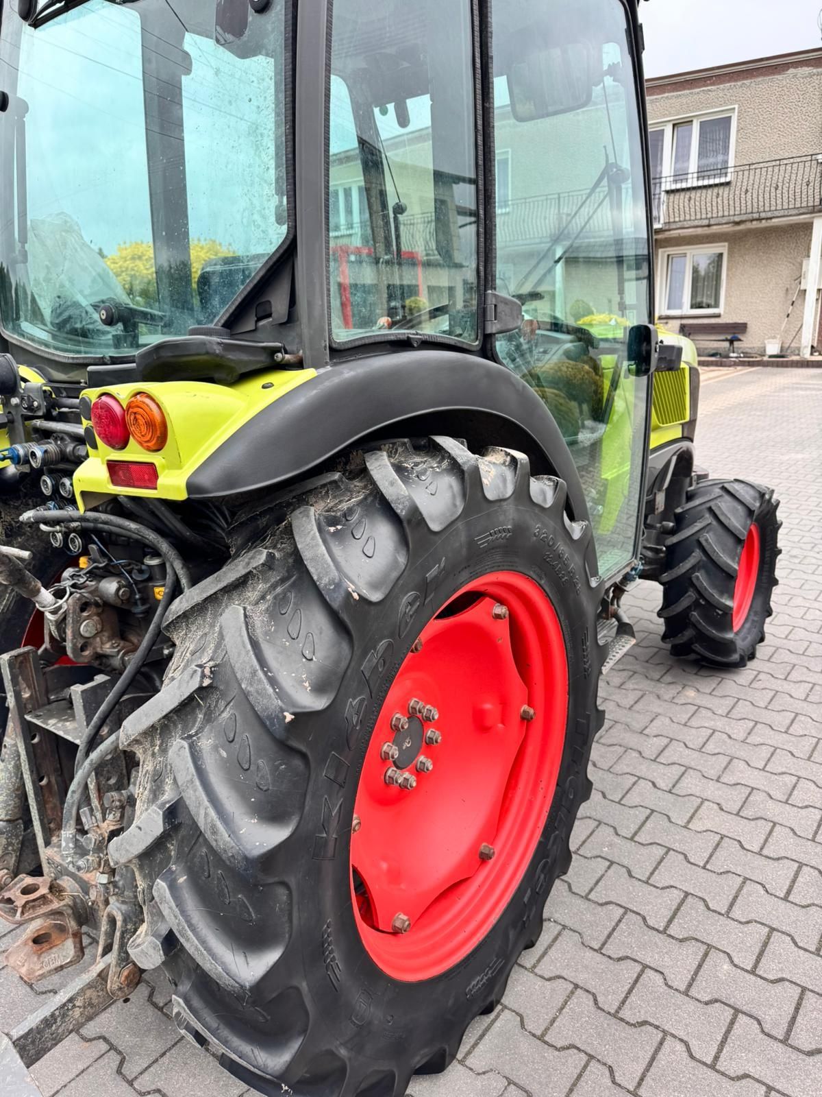 Ciągnik sadowniczy Claas Nectis 237ve sadownik.