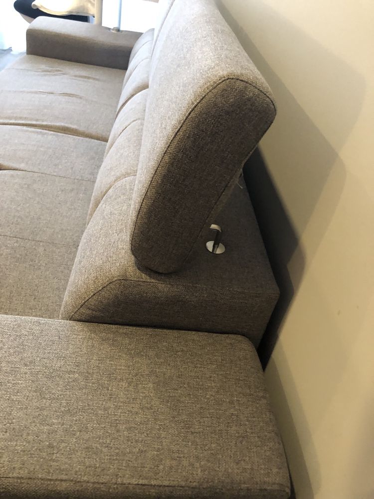 Sofa grande cinzento com puffs