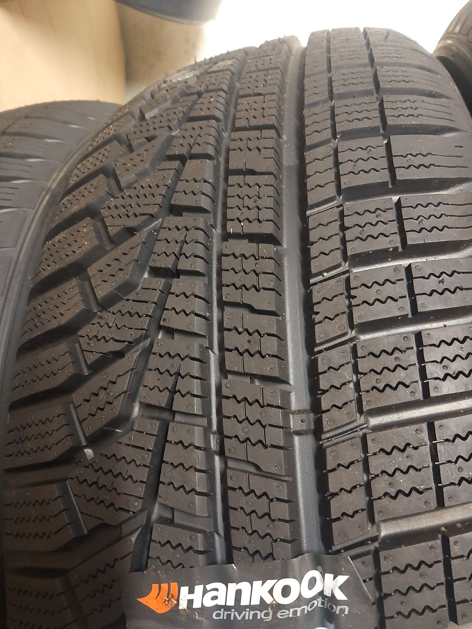 4x Opony zimowe 215/60R17 Hankook Winter I*Cept Evo2 / Nowe
