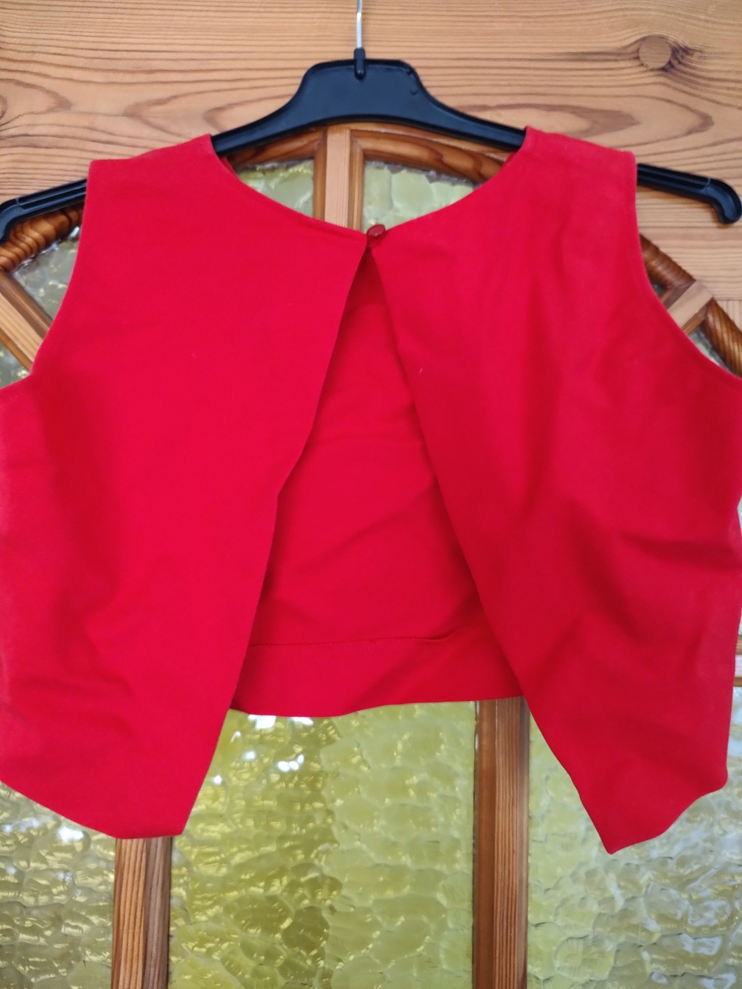 Czerwona sukienka na ramiączkach z bolerkiem MOHITO 34