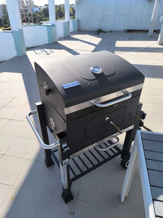 Mesa exterior c/ cadeiras e grelhador a carvão + utensílios