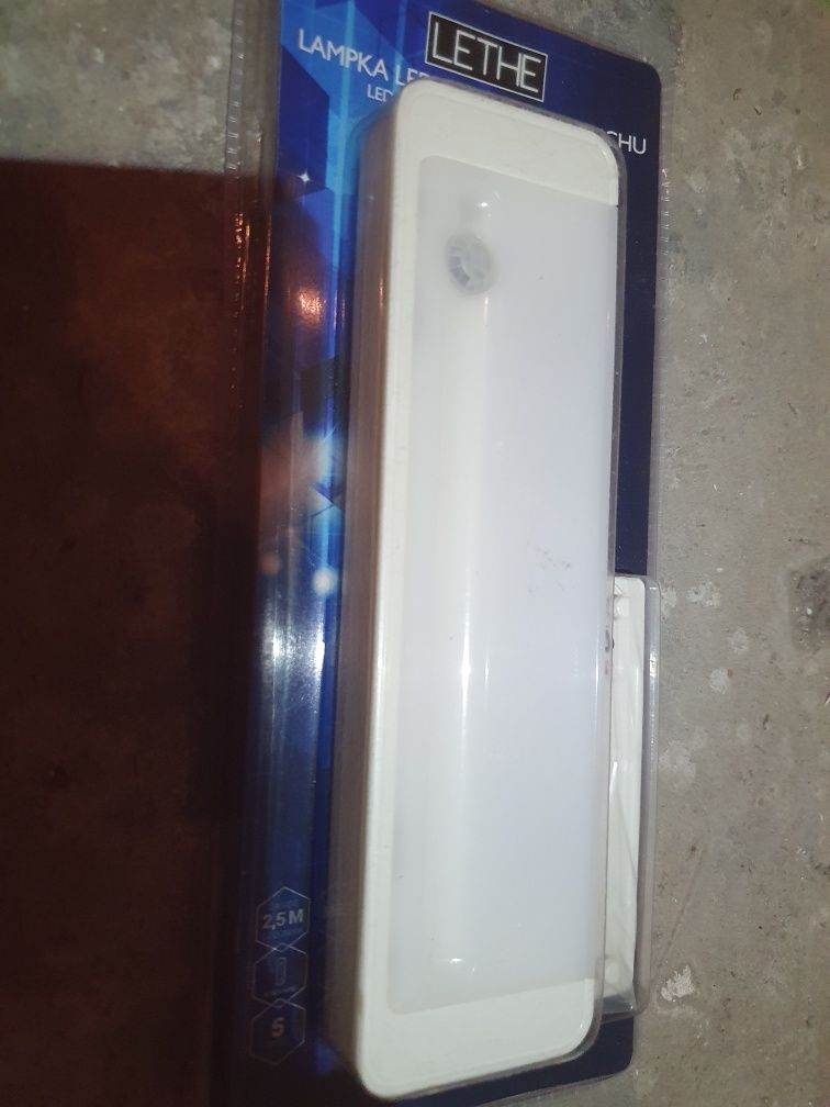 Lampka led z czujnikiem ruchu na baterie