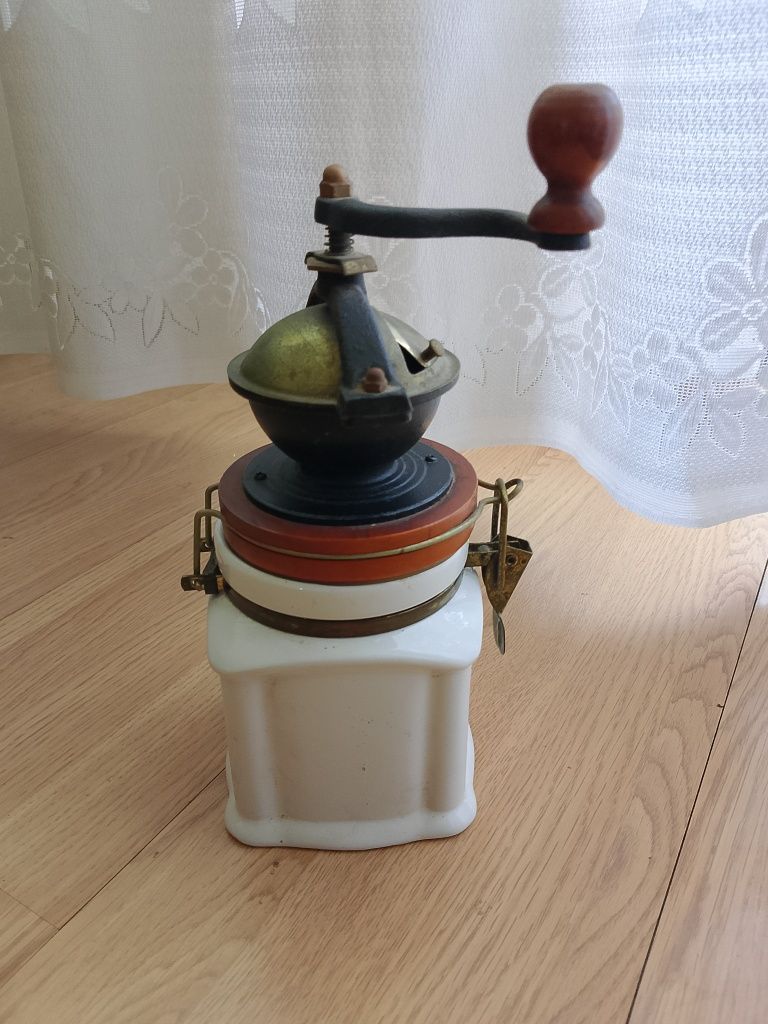 Młynek do kawy retro