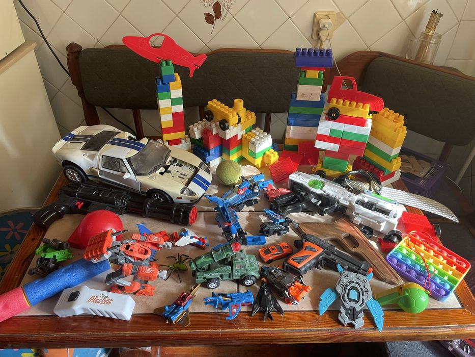 Багато іграшок, машина робот