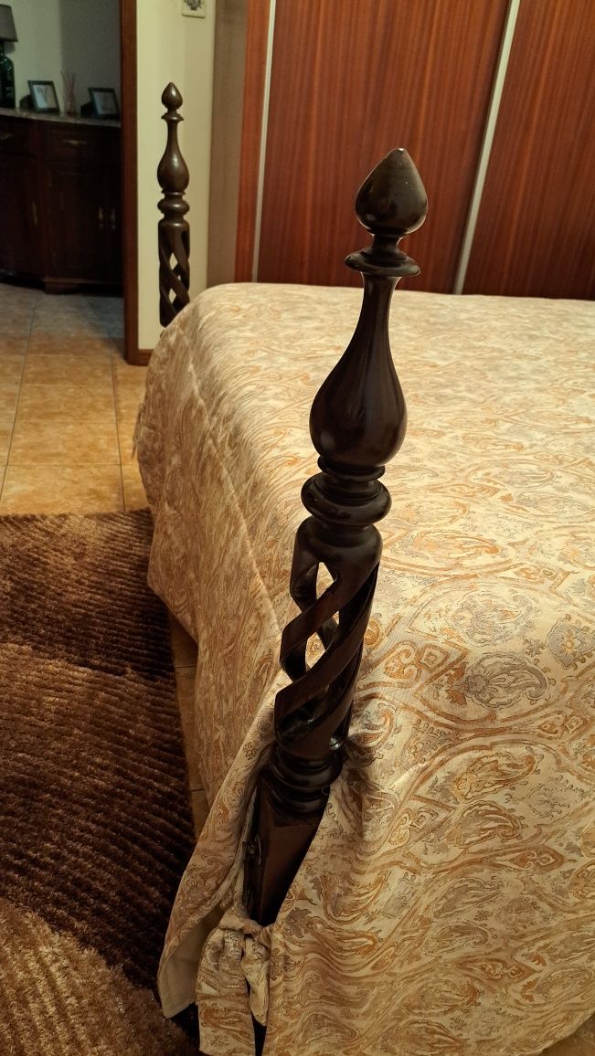 Cama com 50 anos trabalhada