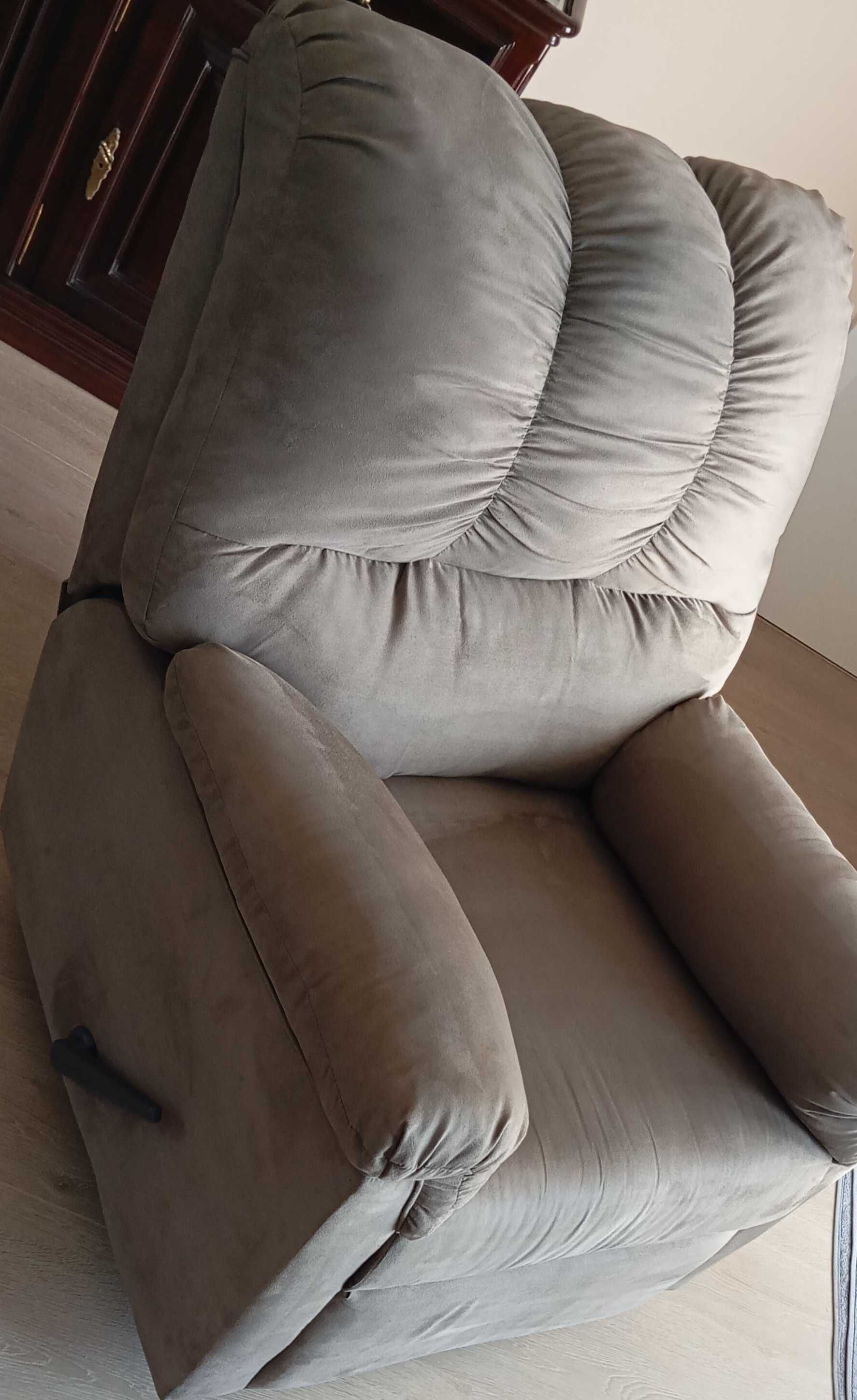 Poltronage reclinaveis com alguma funcao de balanco.