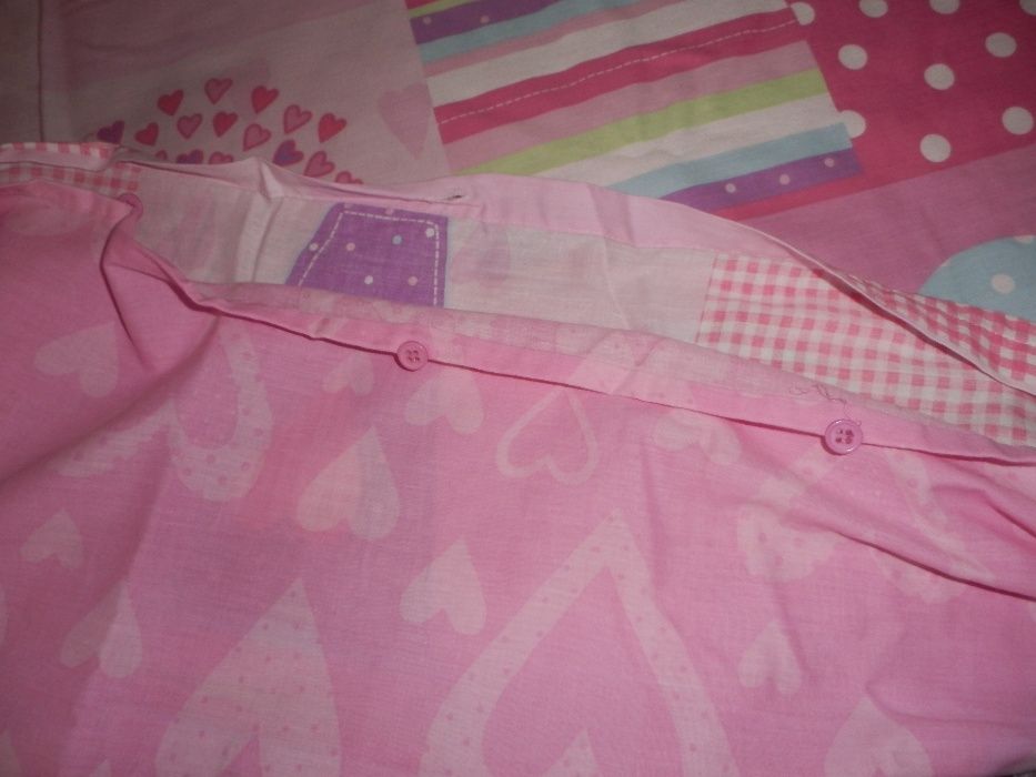 Capa de edredon rosa com cortinas laterais