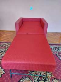 czerwony fotel rozkładany vintage