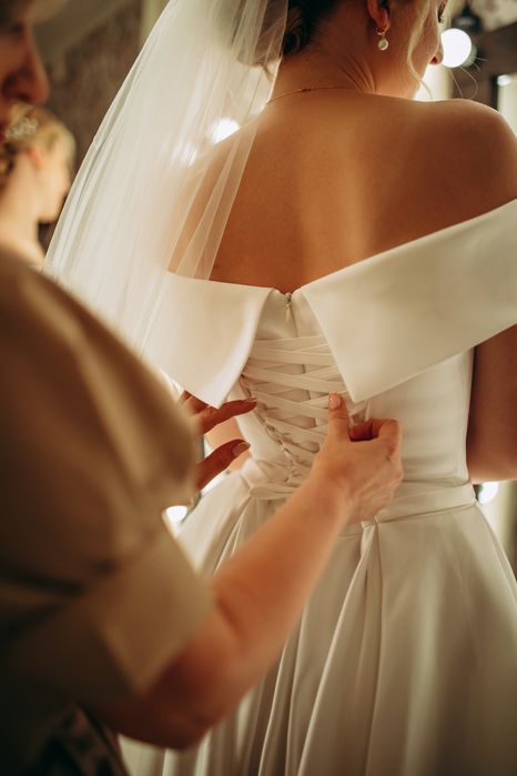 Весільна сукня з королівського атласу