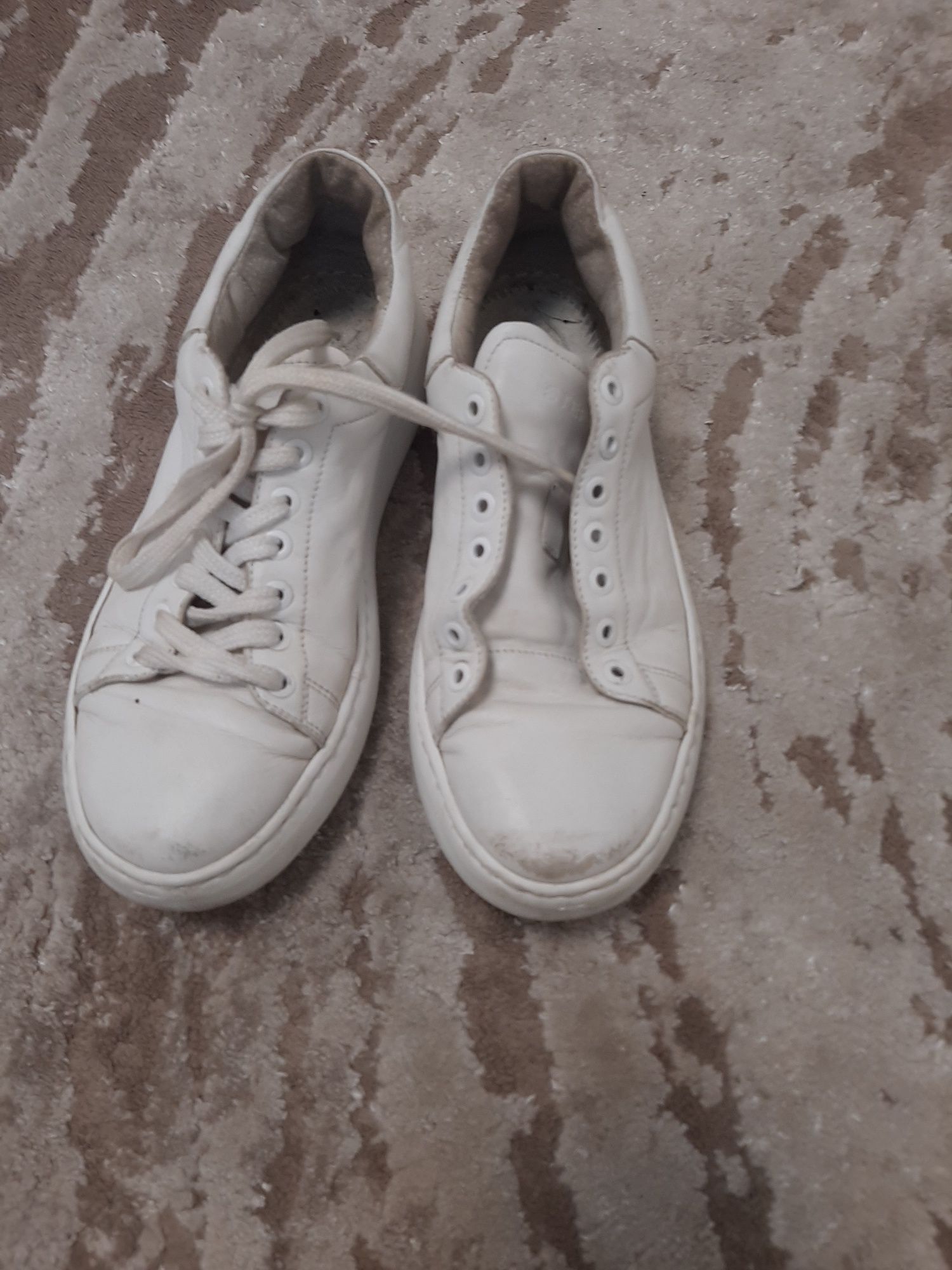 Прості білі кроси