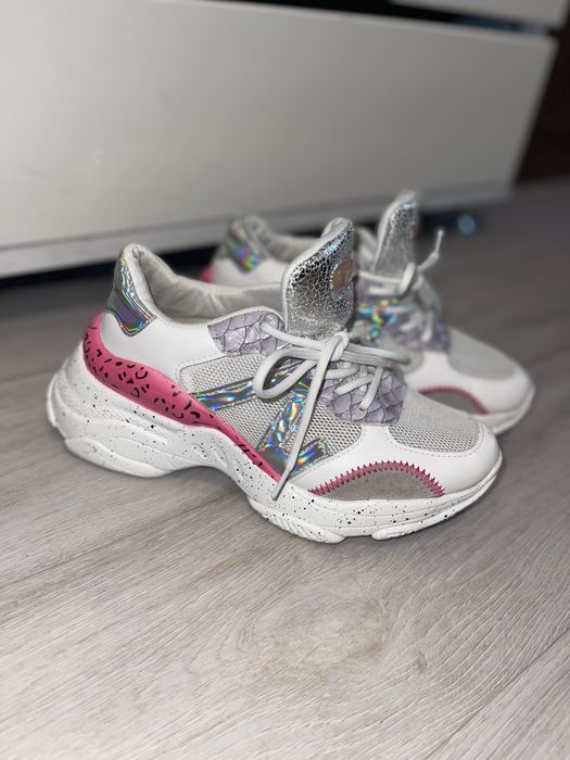 Кроссовки женские